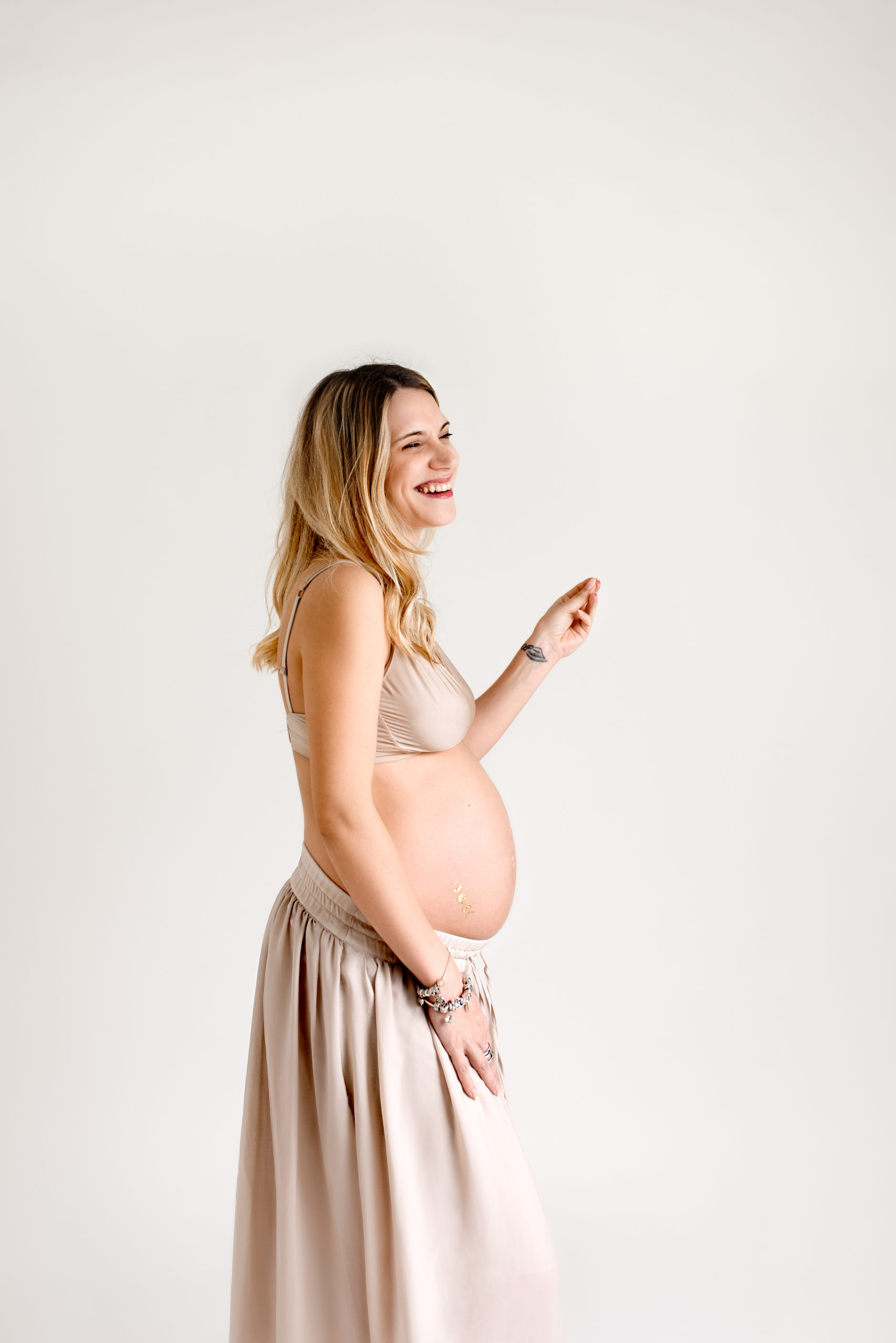 Femme enceinte au studio photo l''Happartement à Cergy dans le Val d'Oise