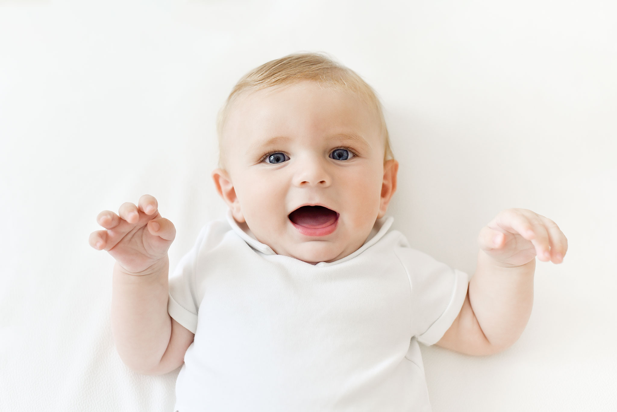 Photo de bébé réalisée par Laure Halabura en studio à Cergy dans le Val d'Oise