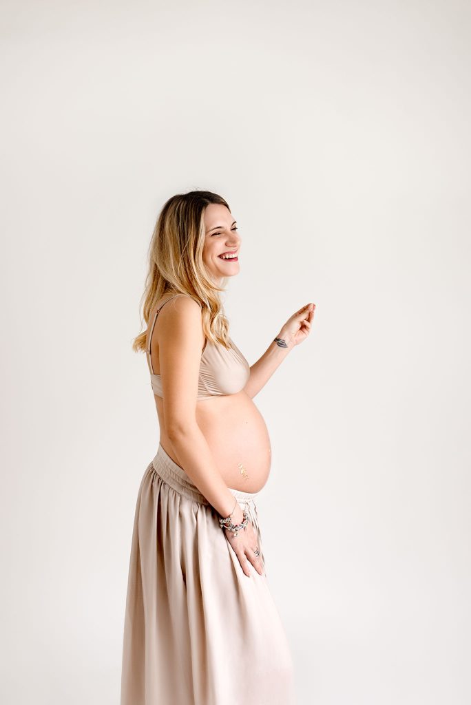 photo de grossesse réalisée par Laure Halabura à Cergy dans le Val d'Oise