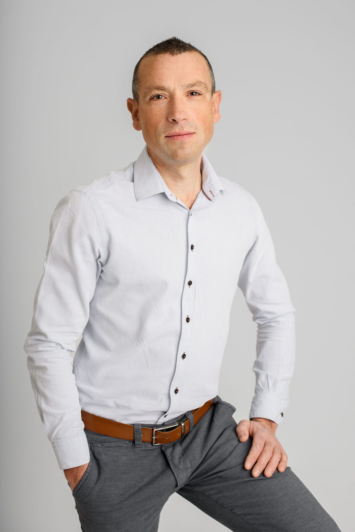 Photo LinkedIn en studio à Cergy-Pontoise– expression naturelle et fond neutre.