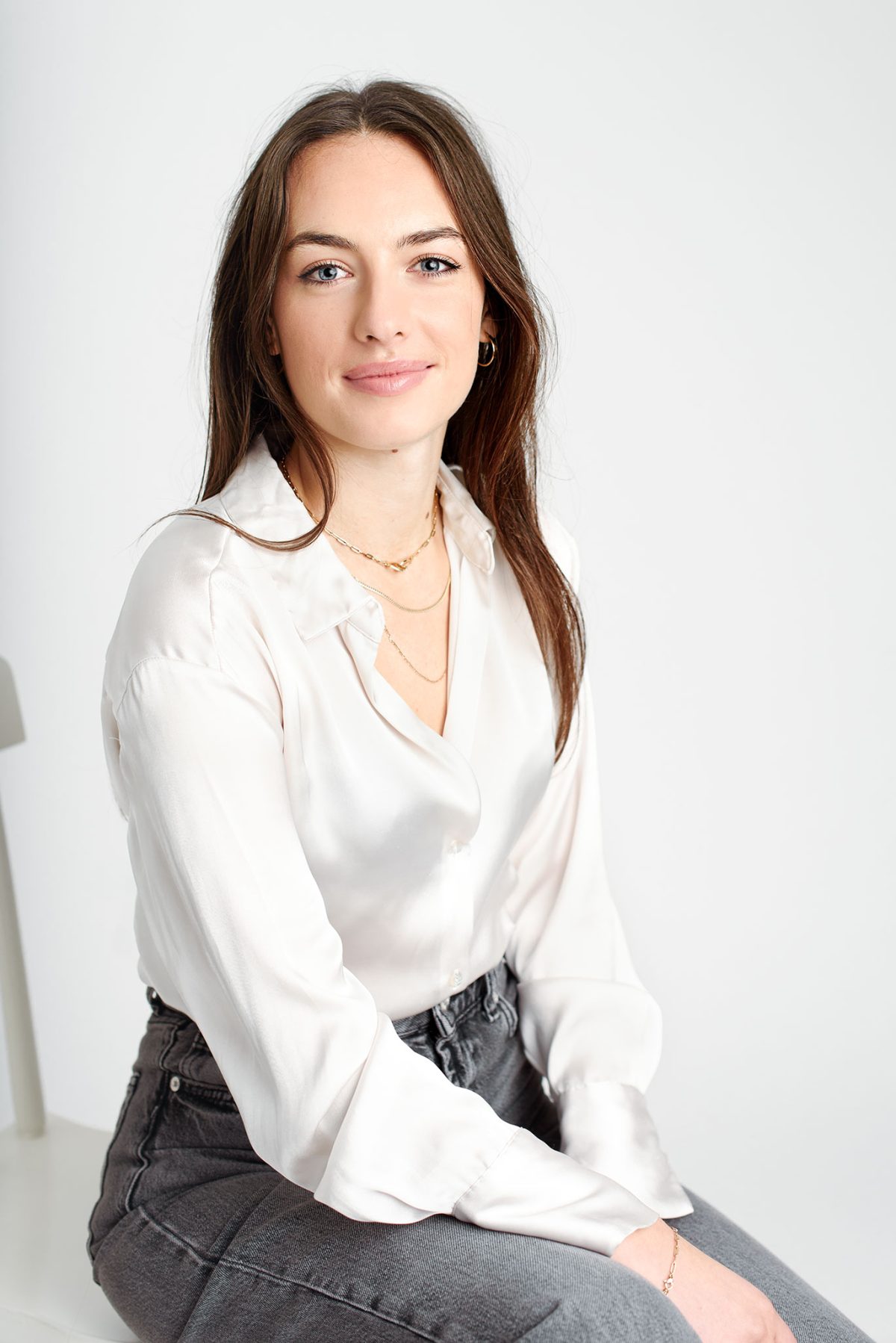 Photographe corporate à Cergy-Pontoise dans le Val-d’Oise – Femme assisse posant pour un portrait en studio photo