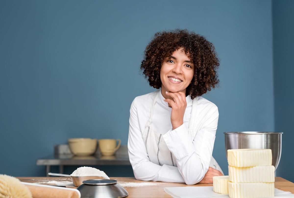 Portrait d’une entrepreneure dans le Val d'Oise – Patissière dans son local professionnel.