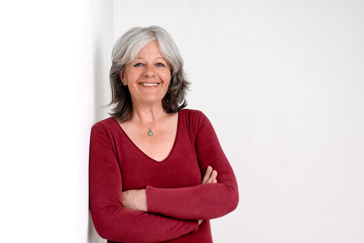 Portrait professionnel d’une consultante en Île-de-France – prise de vue épurée., femme souriante