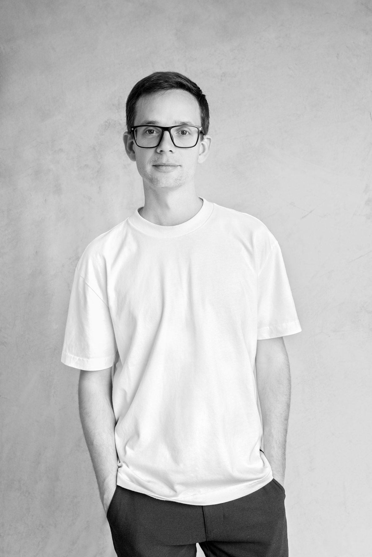Portrait LinkedIn moderne en studio à Cergy dans le Val d'Oise – lumière douce fond texturé
