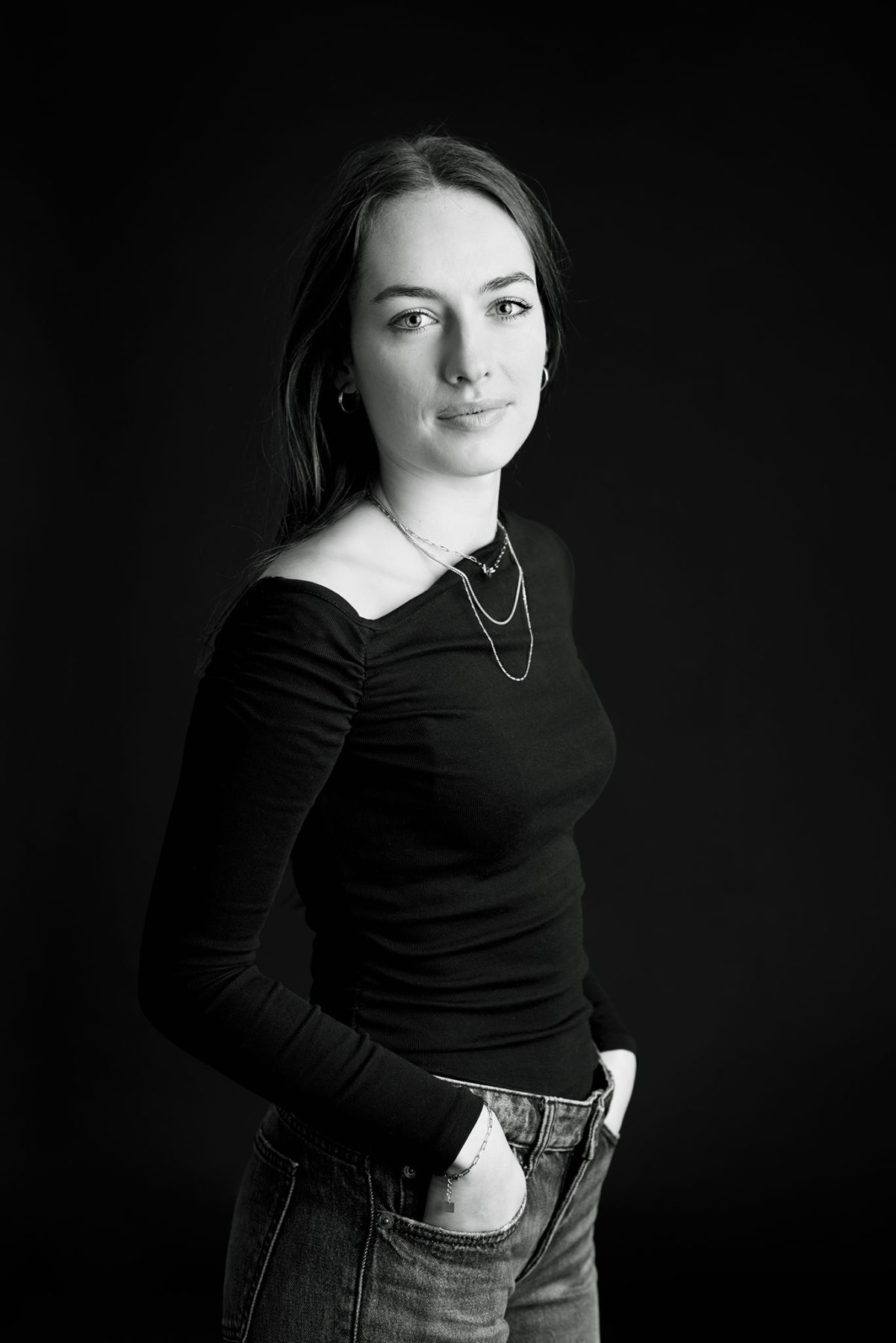 Portrait créatif en studio dans le Val-d’Oise – mise en valeur de la personnalité.