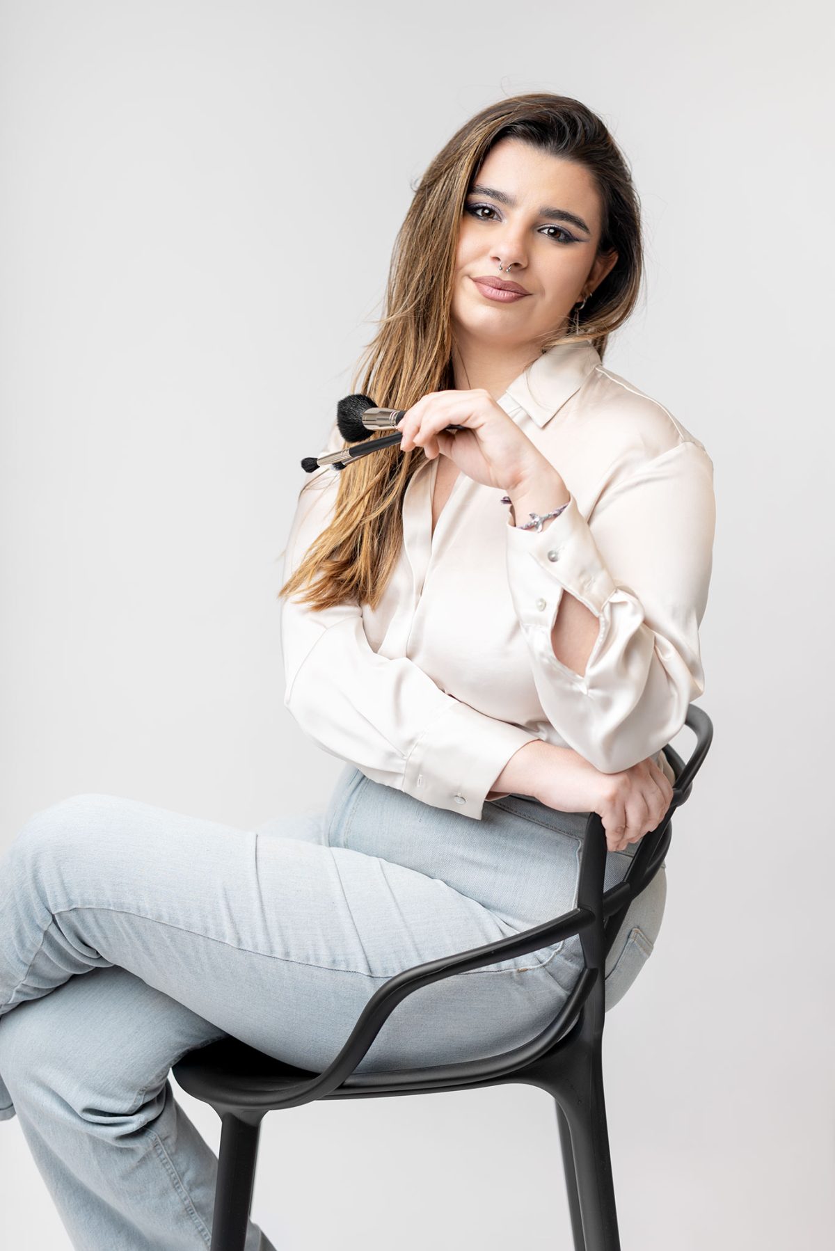 Portrait corporate réalisé en studio – Femme entrepreneuse posant pour son métier